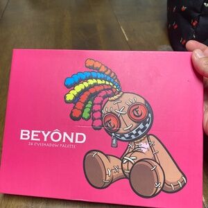 24 EYESHADOW PALETTE BEYOND